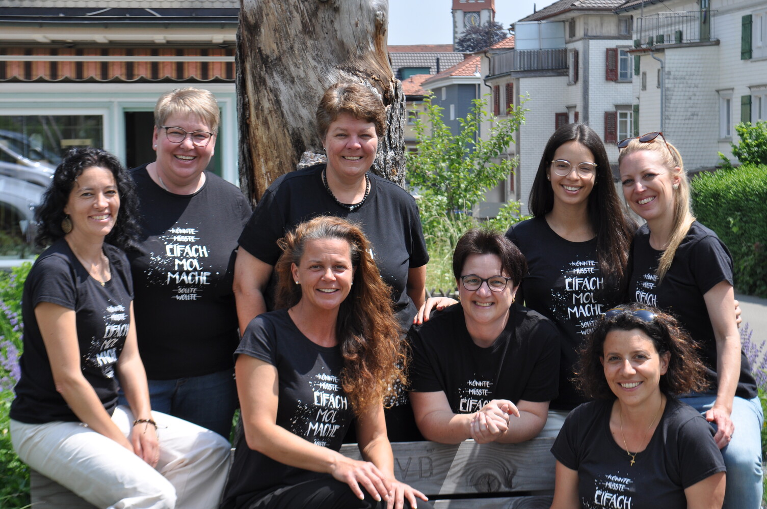 oben: Marion Schenk (Mitgliederdienste), Esther Kopp (Präsidentin), Manuela Eugster (Kassiererin), Sara Lema (Jahresprogramm, Grafik), Yvonne Zimmermann (Anlässe, Google Drive uvm.) und unten: Rosa Fäh (Geistige Begleitung), Jeannette Müller (Aktuarin) und Emanuela Gehrig (Beisitz, Anlässe). Zwei weitere Vorstandsfrauen bewegen sich im Hintergrund, Petra Weiss (Homepage) und Andrea Frei (Grafik).